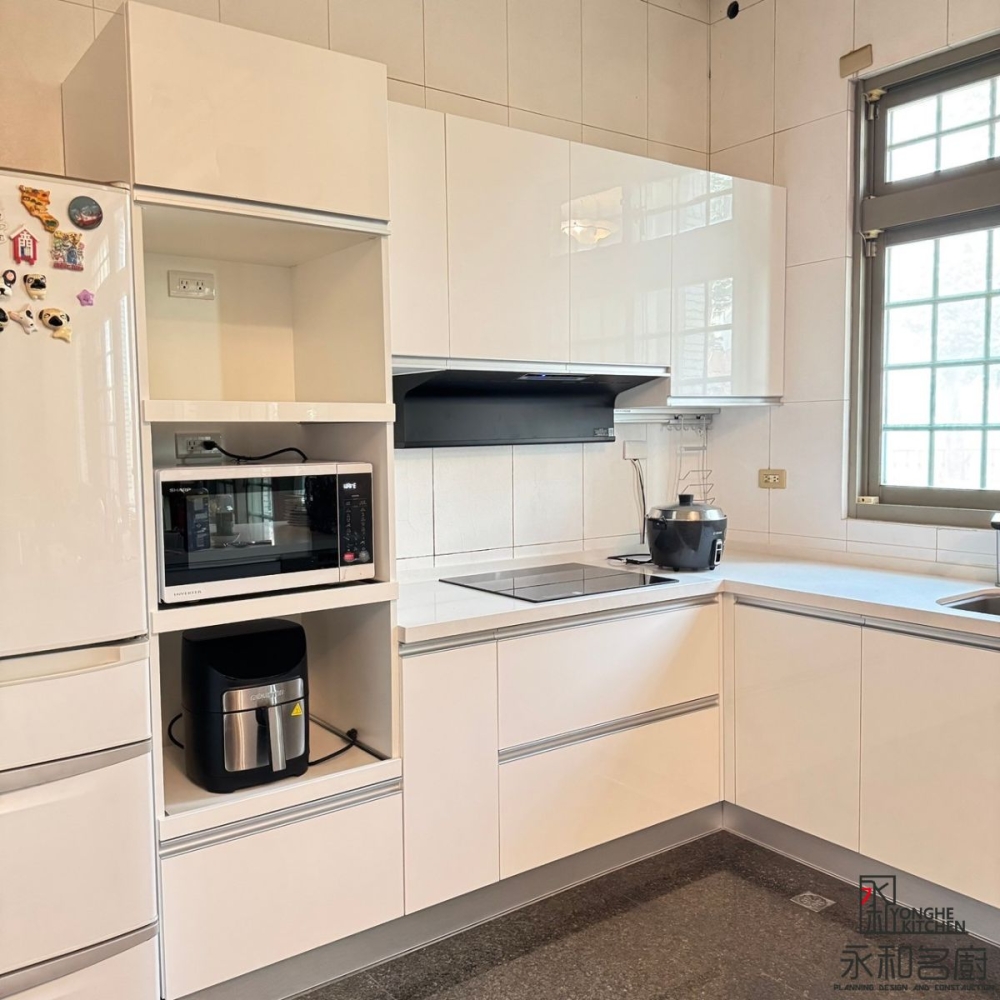 ㄇ字型系統廚具(愷薩金石檯面4600棉白、結晶門G001)