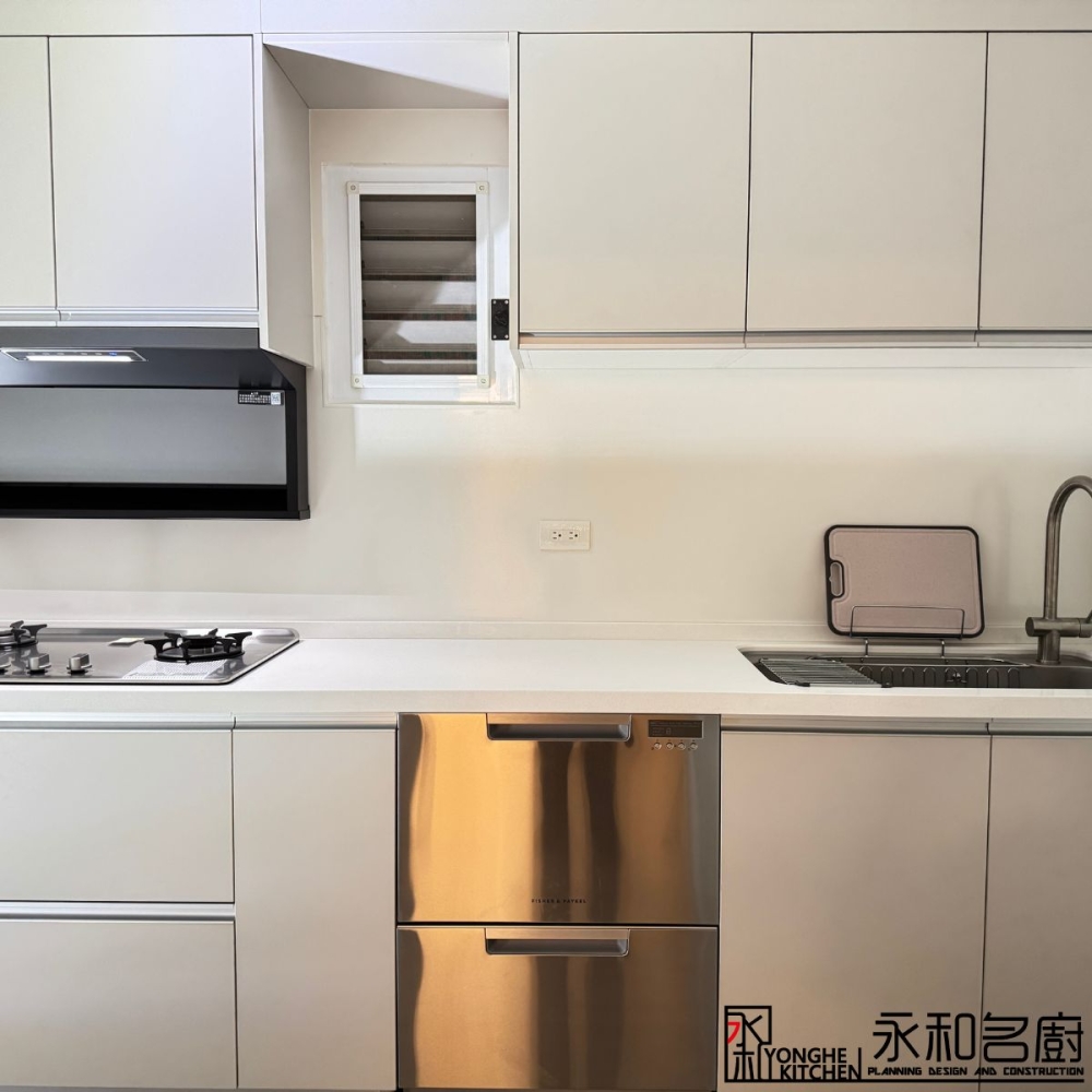 一字型系統廚具 (石英石檯面U5002、T6結晶門ST750-M杏仁白)