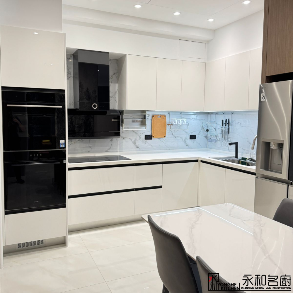 L型系統廚具 (石英石U5002、S6奧地利進口結晶門S7801-G純白)