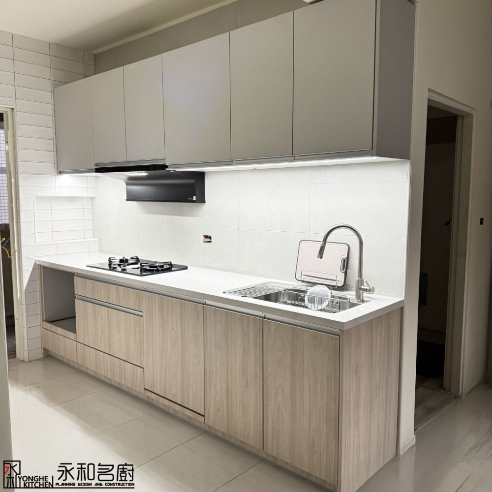 一字型系統廚具 (愷薩金石檯面4600棉白、系統板JM202淺灰、3612H瑞士榆木)