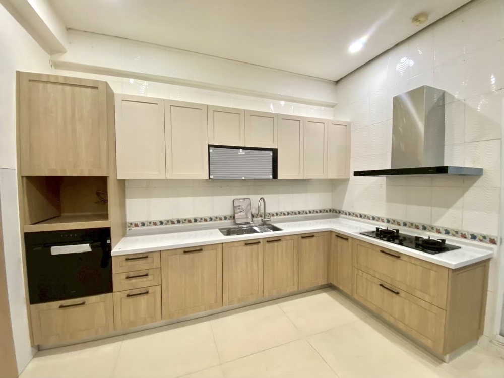 L型系統廚具 (人造石SD413、系統框型門：W552T9艾夏櫚木(下)、3199SM奶茶消光(上))