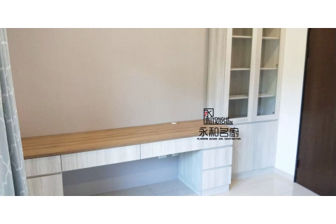 書桌(含玻璃書櫃)