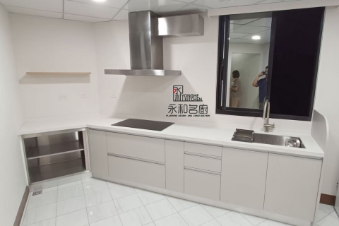 一字型系統廚具 (石英石檯面U5002、S6結晶門S6-ST750-M杏仁白)