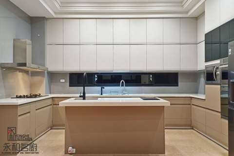 ㄇ字型系統廚具(石英石檯面T-IT234邱比特、結晶門-上：ST750-M杏仁白、下：ST702-M摩卡金)